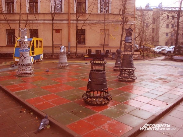 Шахматный дворик (Загородный пр., д.28)
Одна из детских площадок Петербурга выполнена в виде красно-зеленой шахматной доски. На ней стоят металлические шахматные фигуры с человеческий рост. Жаль только, что, в отличие от эпизода с гигантскими шахматами в