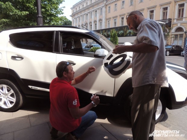 Личный водитель Прохорова приклеил к дверце машины логотип – букву «Ё»