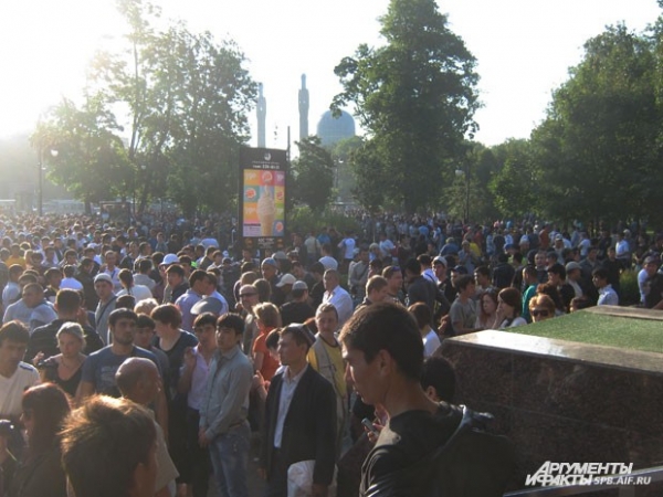 По данным полиции, в Петербурге Ураза-байрам отмечают 100 тысяч мусульман 