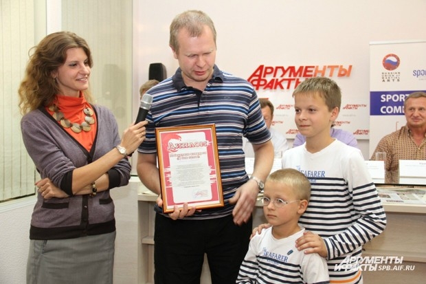 Вадим Мурашко на церемонию награждения пришел с двумя сыновьями