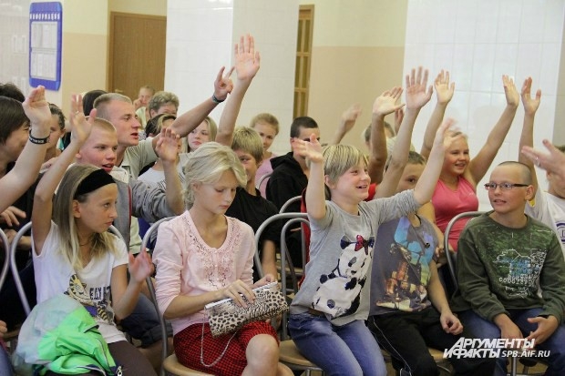 Дети потренировались тянуть руку так, как будут делать это во время уроков