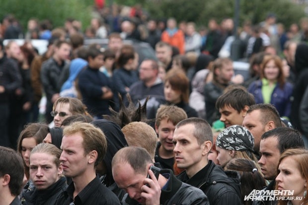 В толпе можно было заметить прическу, которую делал себе на концертах Горшенев