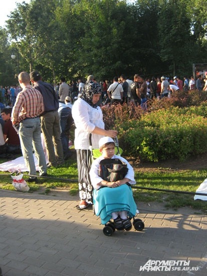 По данным полиции, в Петербурге Ураза-байрам отмечают 100 тысяч мусульман
