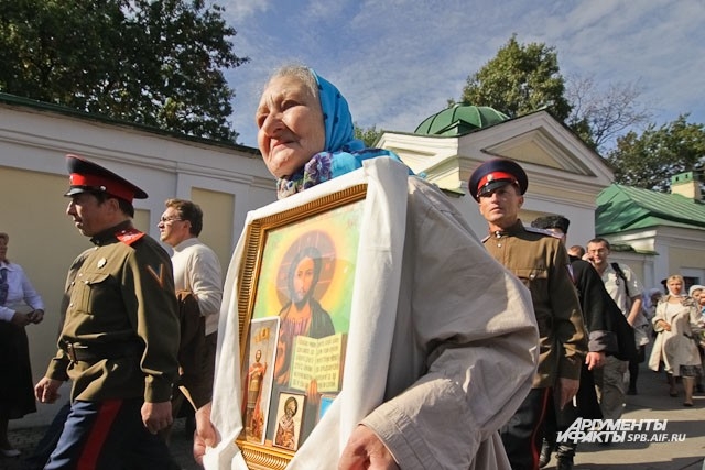 Горожане прошли по Невском проспекту с иконами, принесенными из дома