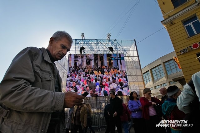 В центре площади поставили сцену с большими экранами