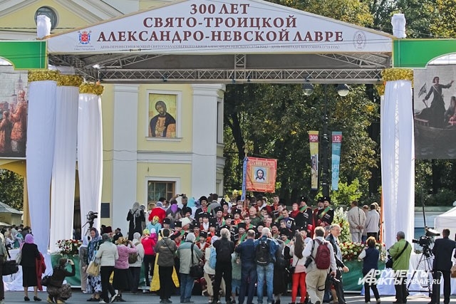 Прохожие и журналисты встречали участников крестного хода на площади