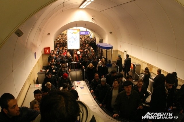 Верующие поднимаются на эскалаторе метро «Горьковская»