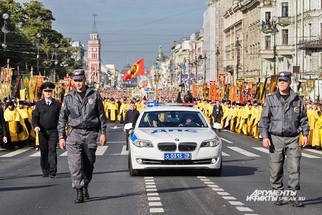 Главную магистраль города перекрыли на время Крестного хода