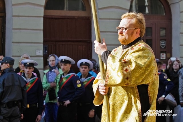 Милонов дошел до Площади Александра Невского вперед всех остальных