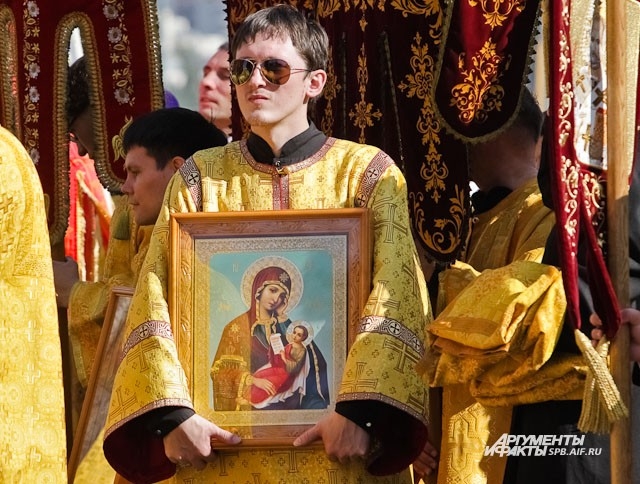 Иконы донесли до Площади Александра Невского
