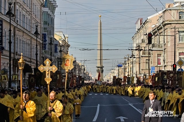 Крестный ход преодолел Площадь Восстания, после чего проследовал до Площади Александра Невского
