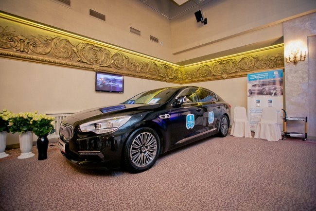 Роскошный автомобиль Kia Quoris украсил зал своим присутствием