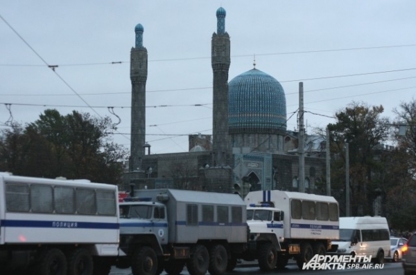 Полиция охраняет празднование Курбан-байрама в Петербурге 