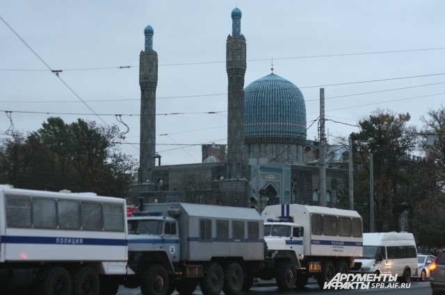 Полиция охраняет празднование Курбан-байрама в Петербурге
