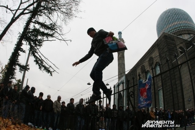Чтобы совершить намаз в сквере, верующие перелезали через забор