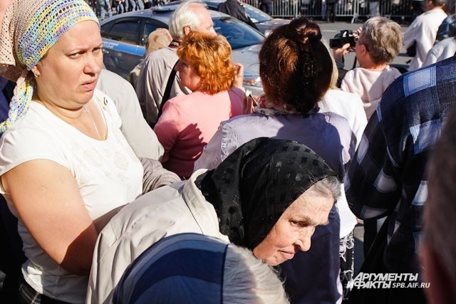 Участники крестного хода держали в руках иконки с молитвами
