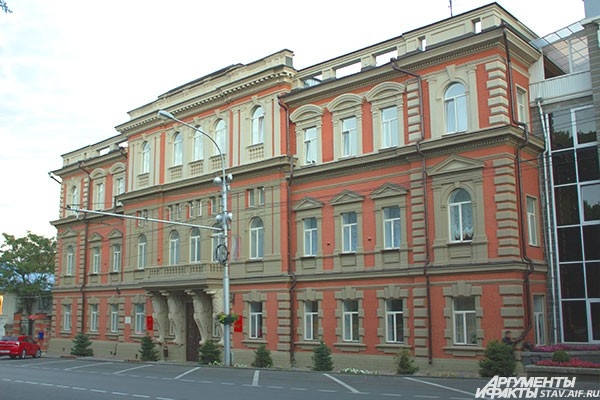 Здание городской администрации и думы.