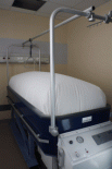 Кровать, предназначенная для пациентов с серьезными ожогами, пока ее используют в тестовом режиме. Она представляет собой большую воздушную подушку, наполненную специальным песком и принимающую форму тела пациента, что облегчает боль пострадавшего и не тр