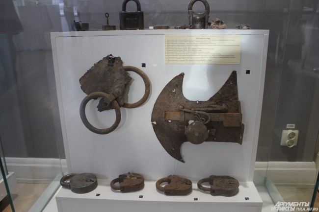 На этой витрине представлена замочная история