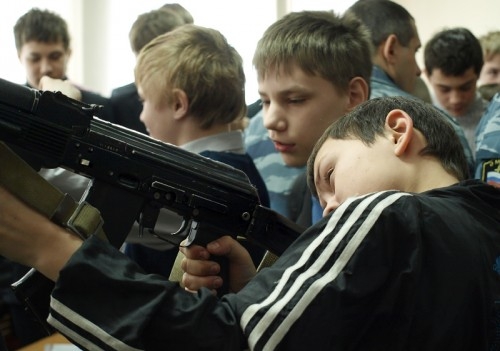 Подержать в руках боевое оружие – редкая удача.