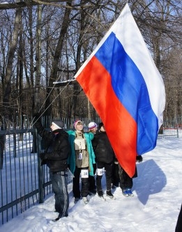 Как всегда – соревнования начинаются с поднятия государственного флага России.