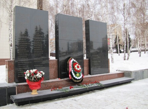 Венки у памятника погибшим воинам.