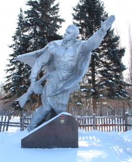 Так сейчас выглядит памятник Александру Матросову в Ивановском детском доме.