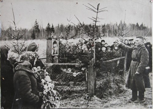 Фотография с похорон героя близ деревни Чернушки. В 1948 году останки героя были перезахоронены на площади в городе Великие Луки.