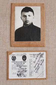 Последняя прижизненная фотография Александра Матросова и его комсомольский билет.