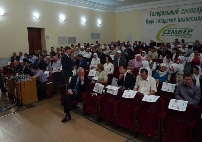 В зале каждого участника Курултая ждал экземпляр духовно-просветительской газеты мусульман Ульяновской области «Путь к свету».