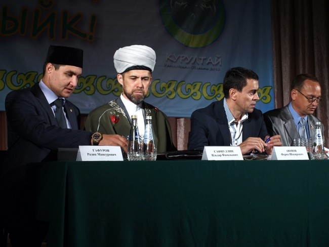 Места в президиуме заняли представители татарского бизнеса, мусульманского духовенства и общественных организаций.
