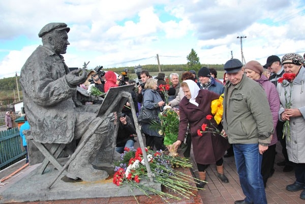 К памятнику Пластова возложили цветы