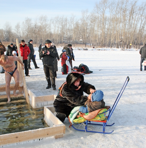 Малышей в ледяную крещенскую воду не окунали, но многие подвозили саночки и коляски к купелям и умывали ребятишек освященной водой.