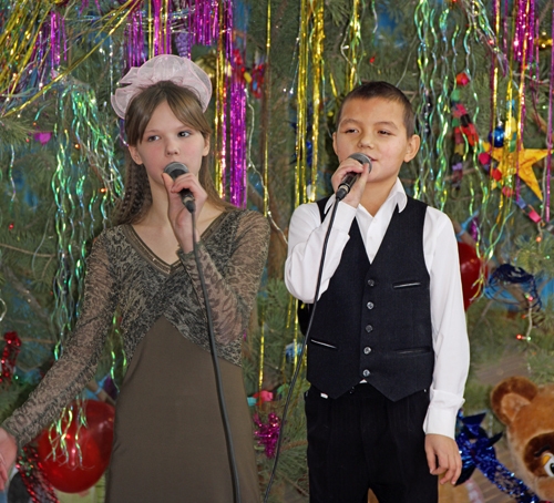 Счастливые дети в качестве «ответного слова» приготовили для гостей концерт. Песни были о детстве, Новом годе и чудесах, которые сбываются.
