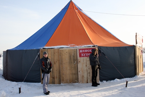 Окунуться с комфортом (в купели, находящейся внутри обогреваемой палатки) можно было за умеренную плату в 50 целковых…