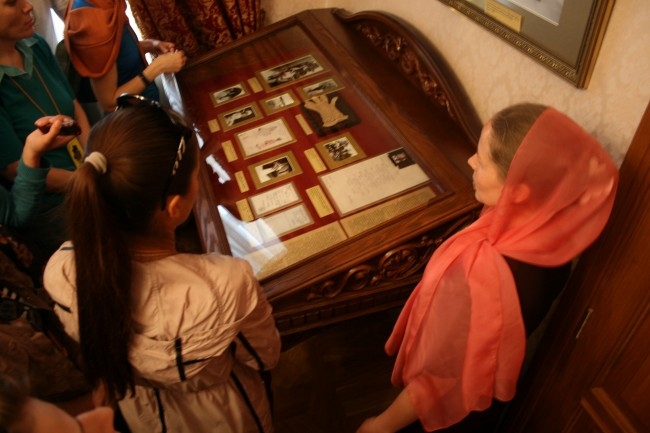 Под толстым стеклом витрин в «Патриаршем подворье» хранится множество царских реликвий - от трогательных писем до предметов одежды