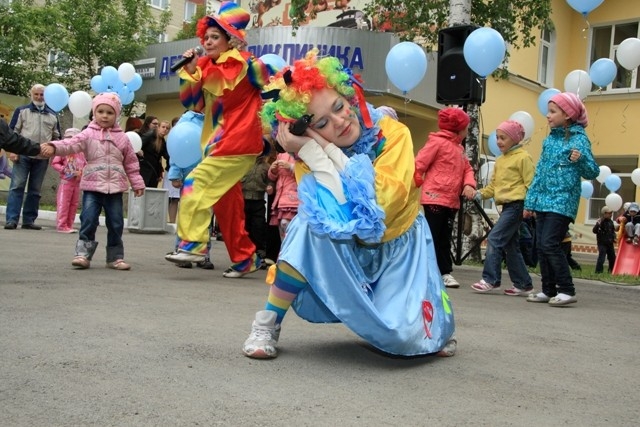 2. Мероприятие было обречено на веселье, поскольку главными его ведущими были симпатичные клоуны