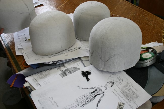 Прежде чем браться за ткань для будущих шляпок, сначала создают такие вот болванки