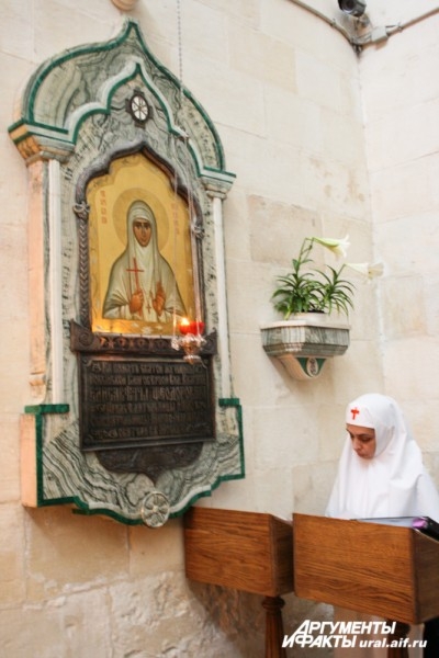 В церкви святого Александра Невского несет послушание Елизаветенское сестричество. Киот для этой иконы изготовлен на Урале.