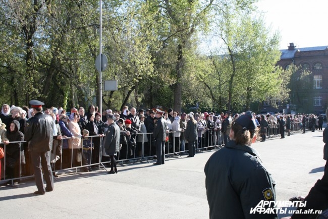 Чтобы стать свидетелями знаменательного события в жизни Екатеринбургской епархии, уральцы приехали в областной центр даже из отдаленных уголков региона. Площадь перед обителью стала наполняться людьми с первыми лучами солнца.