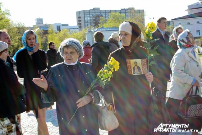 Второе рождение храма прихожане встречали с цветами.