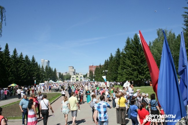 Городские праздники в центральном парке Екатеринбурга неизменно собирают огромное количество уральцев.