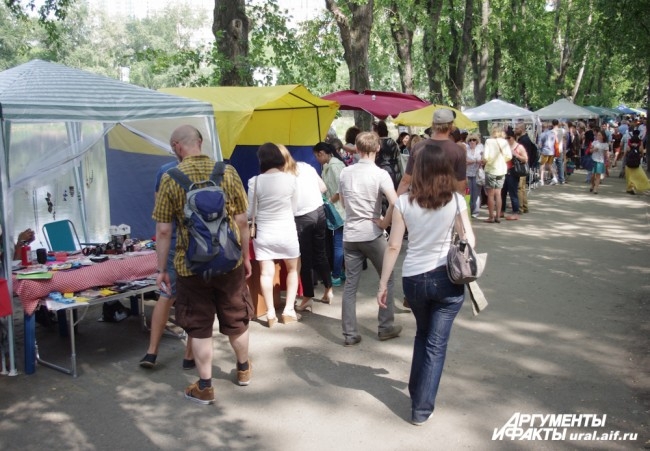Для тех, кому уже наскучила музыка, организаторы придумали другое развлечение - дизайнерский рынок