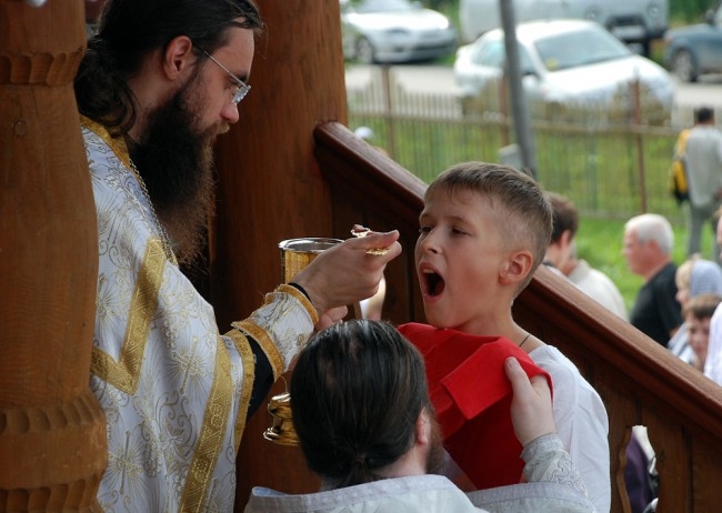 Все те, кто крестился на Чусовой, в этот же день принимали причастие.