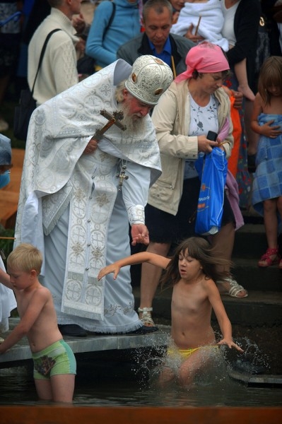 Многие уральцы крестили в Чусовой даже детей. Вопреки тревожным прогнозам синоптиков, в этот день погода выдалась по-настоящему летней.