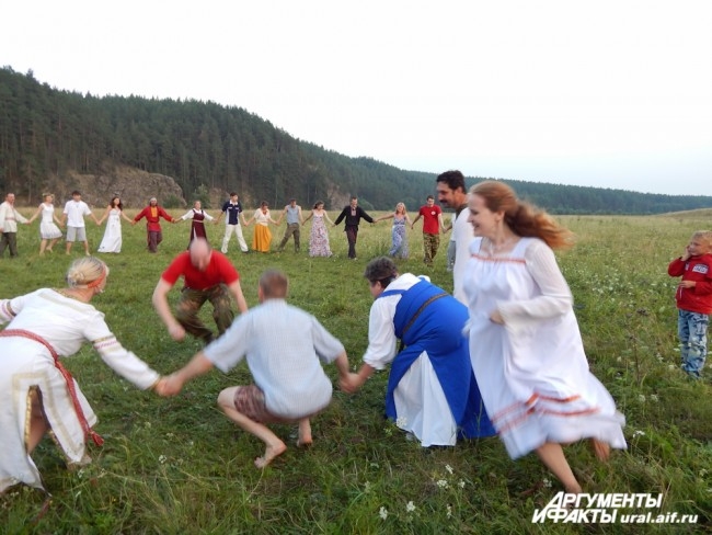 Молодежь играла в забавные традиционные игры. Например, за утицей (кто-нибудь из девушек) должен гоняться селезень (кто-то из парней), а хоровод в это время напевает шутливую песенку и, по своему усмотрению, помогает одному из персонажей. В финале пойманн
