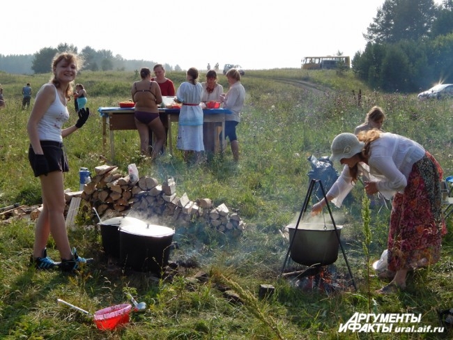 Женщины раскинули кухню прямо в открытом поле! Гости праздника без дела не сидели – каждый мог внести посильный вклад в подготовку торжества.
