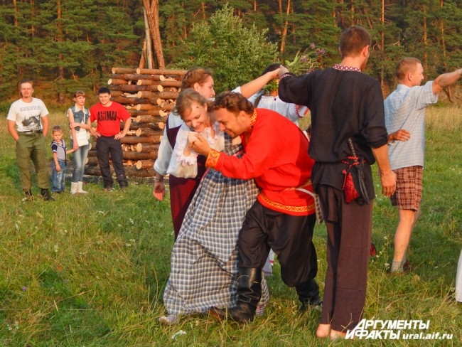 Другая часть гостей в это время наслаждалась традиционными русскими танцами. Песни и пляски настраивали на светлый праздничный лад.