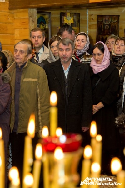 Освященный храм уже собирает на вечерние и утренние службы прихожан – жителей Пионерского микрорайона Екатеринбурга.