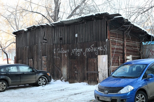 Это не гаражи, это сарайки во дворе дома на улице Пушкина. Отсюда Олег Митяев списывал слова своей песни.
